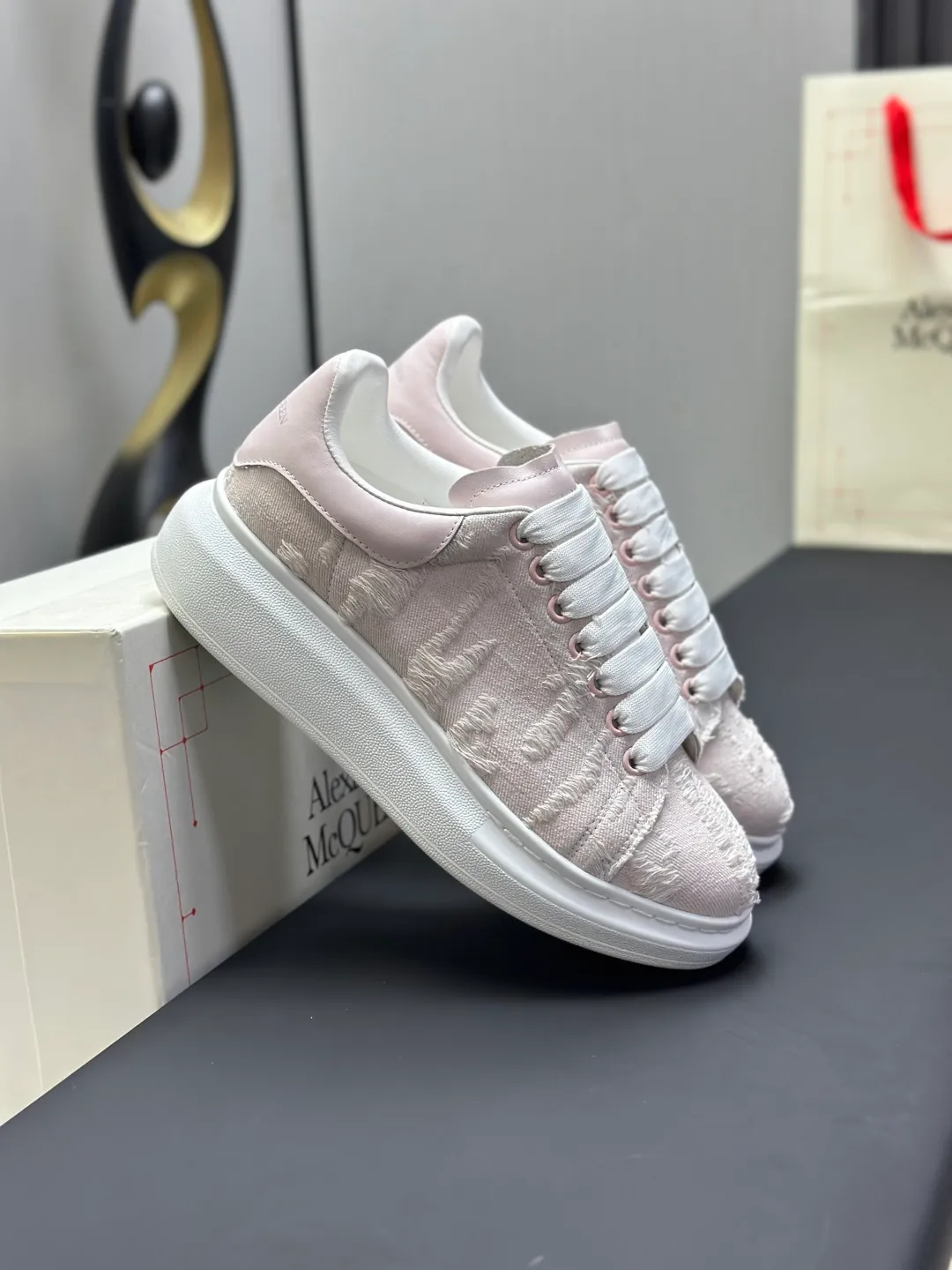 👟👟Ex-factory price 600👟👟 (🥇Top version produced in Dongguan🥇) A new upgrade of the classic McQueen white shoes. This upgrade of McQueen, which has been done for 4 consecutive years, will definitely bring you the most cost-effective ALEXANDER MCQUEEN classic in the market. If you are not confident about the quality of such a classic and world-destroying model, there is really no need to put it on the table🔙.  Purchased original version from HK counter, various demolitions.  All kinds of PKs are welcome💥.  (Anyone who has the original version at the stall is welcome🆚) The thick sole perfectly increases the elongated visual effect. The most perfect proportion of the shoe body is this last shape. The logo font on the rear tail is printed in small fonts. The logo on the foot is made of genuine leather with air-pressed colorless process. We will always update the color with the counter. 🔘Upper: genuine customized environmentally friendly full-grain cowhide 🔘Inner lining: imported mixed sheepskin (the genuine product is also sheepskin, not the cheap cowhide on the market) 🔘Sole: Exclusive molded TPU➕rubber injection molded layered outsole, (purple tail, pink tail, red tail, burgundy tail, rose gold tail sequin series, Velcro men's model needs to be customized, non-returnable) 🔘Code number 34-44 (women's size 34.40 is custom-made).
